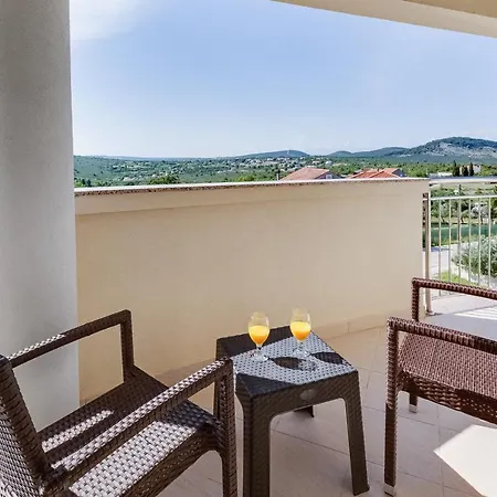 David S Bazenom شقة